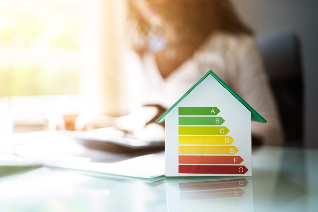 Sagoma di una casa che mostra la diversa efficienza energetica di una finestra in alluminio